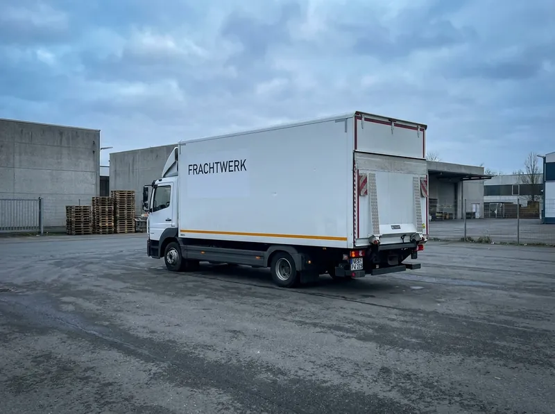 Koffer 7,5 t von FRACHTWERK &mdash; Kofferaufbau mit Hebeb&uuml;hne