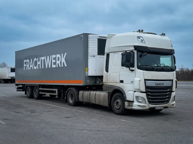 K&uuml;hlsattelzug von FRACHTWERK &mdash; Zweikammer, +2 bis &minus;20 &deg;C